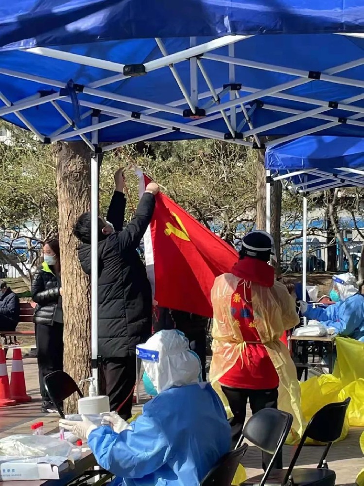 致敬社區(qū)工作者“您們辛苦了！” ——大龍集團(tuán)黨委為核酸檢測(cè)工作人員送溫暖